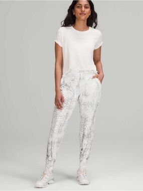 Lululemon Warm Down Jogger *7/8 Length
Thread Dye White Black Size 4